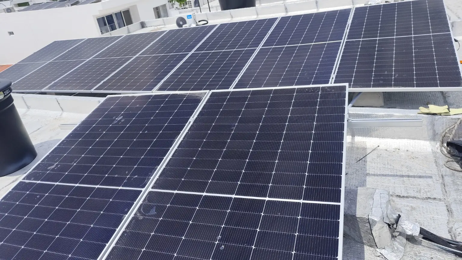 Sistema fotovoltaico residencial de 4,95 kWp instalado en Cartagena, Bolívar