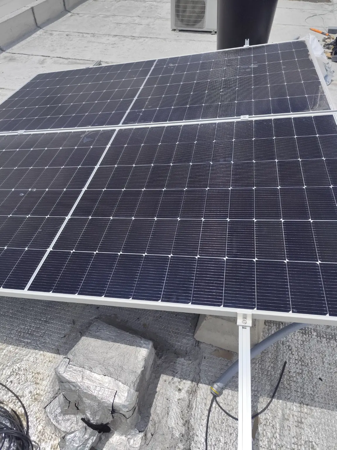 Detalle de la estructura, fijaciones y canalización del sistema fotovoltaico