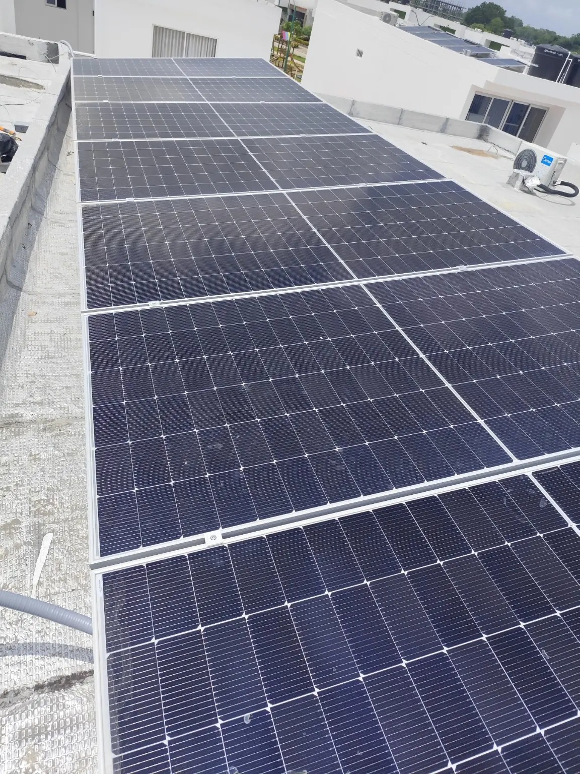 Vista superior del sistema de nueve paneles fotovoltaicos
