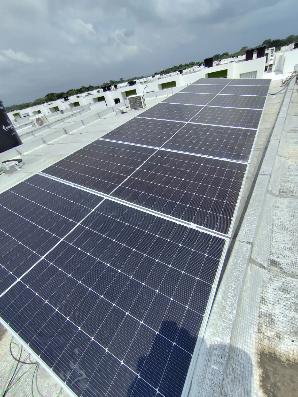 Vista longitudinal de los paneles solares instalados sobre cubierta