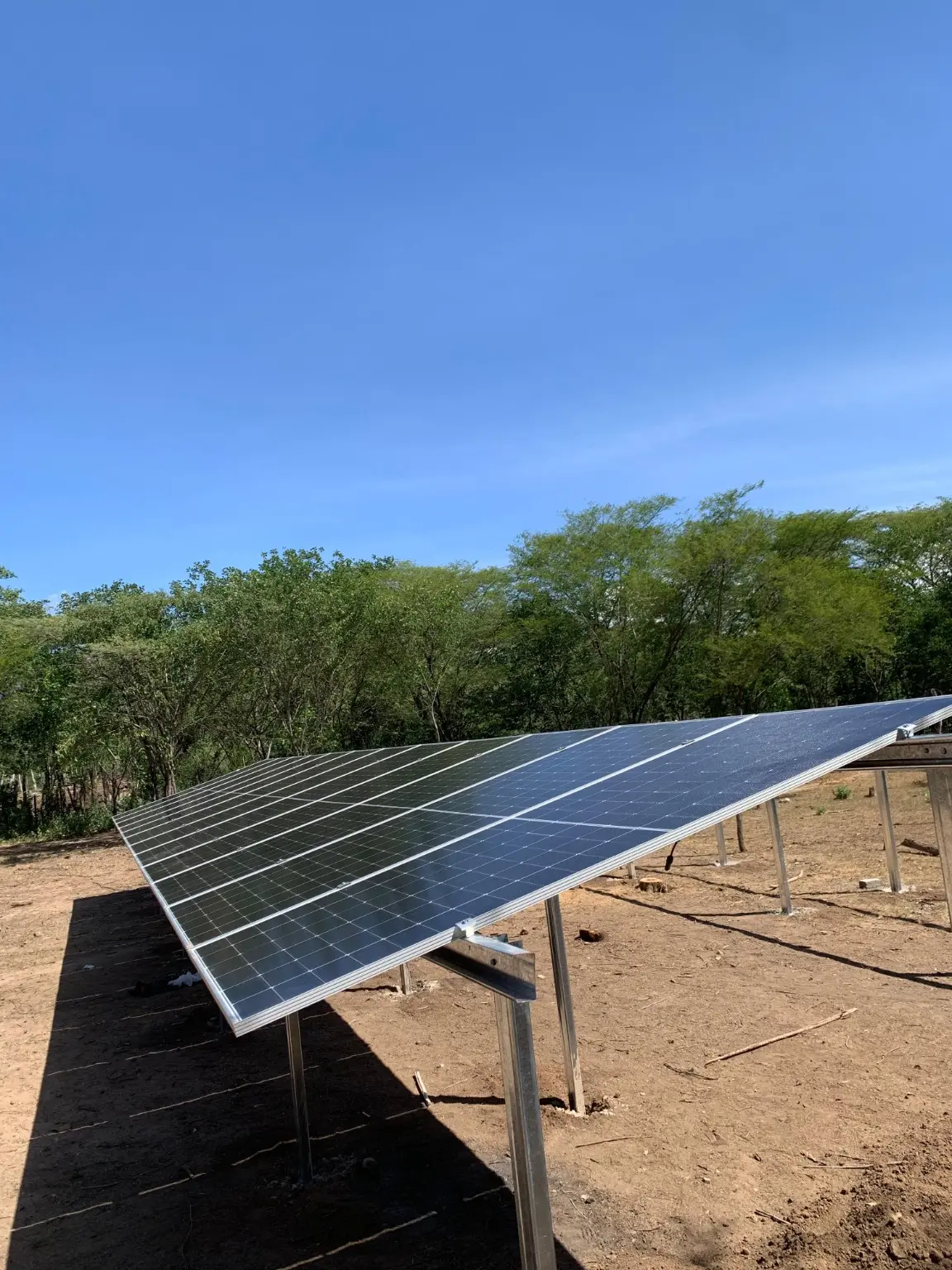 Vista lateral de la estructura y los paneles solares instalados en suelo
