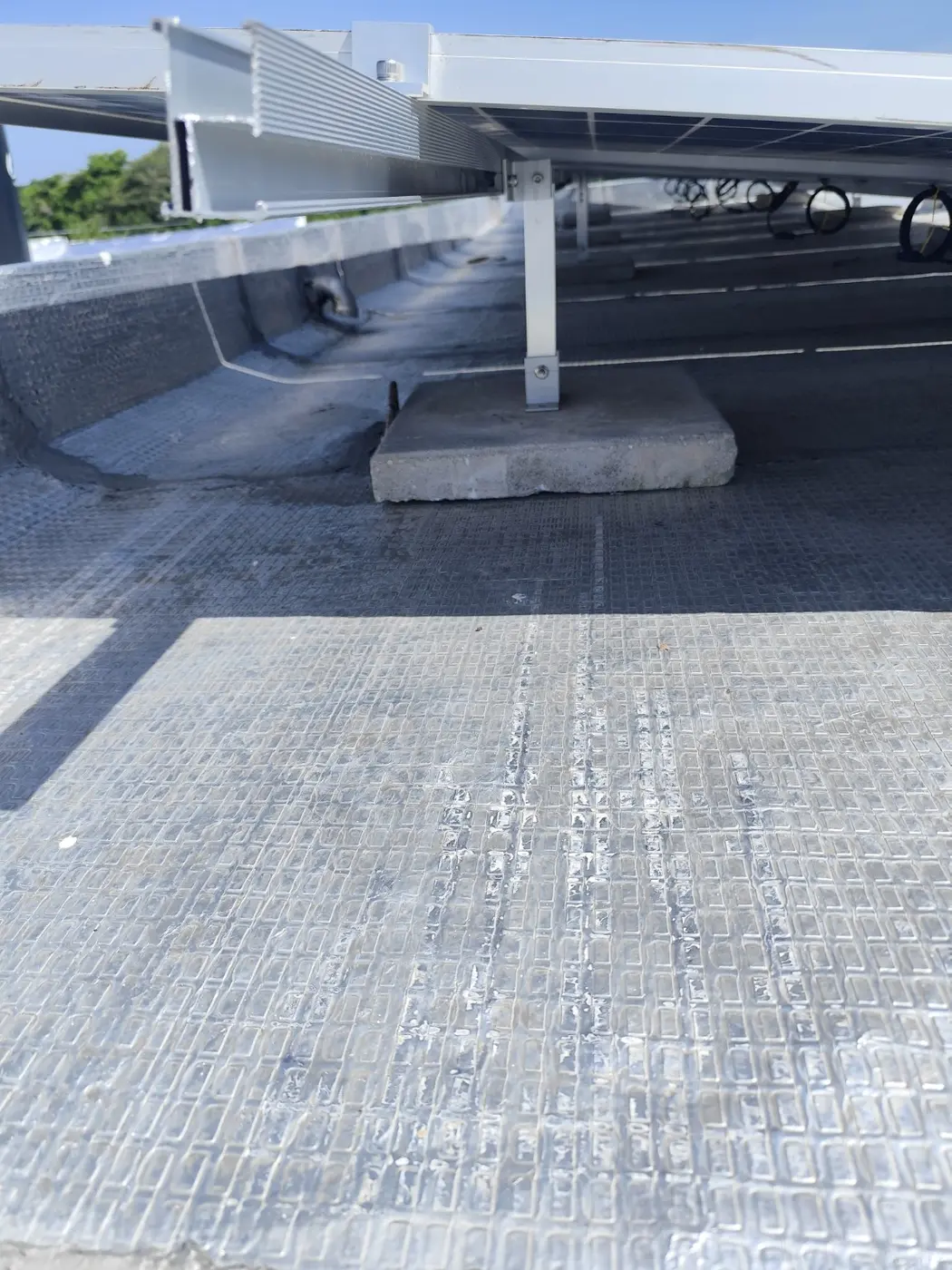 Detalle técnico del soporte de paneles solares