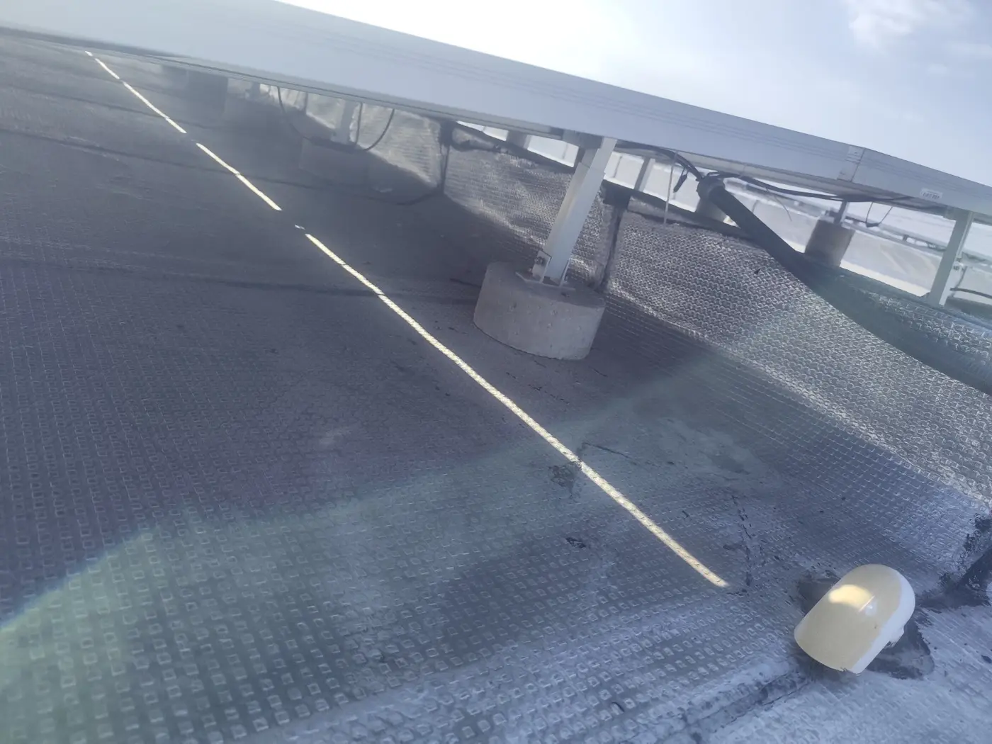 Estructura y cableado bajo los paneles solares