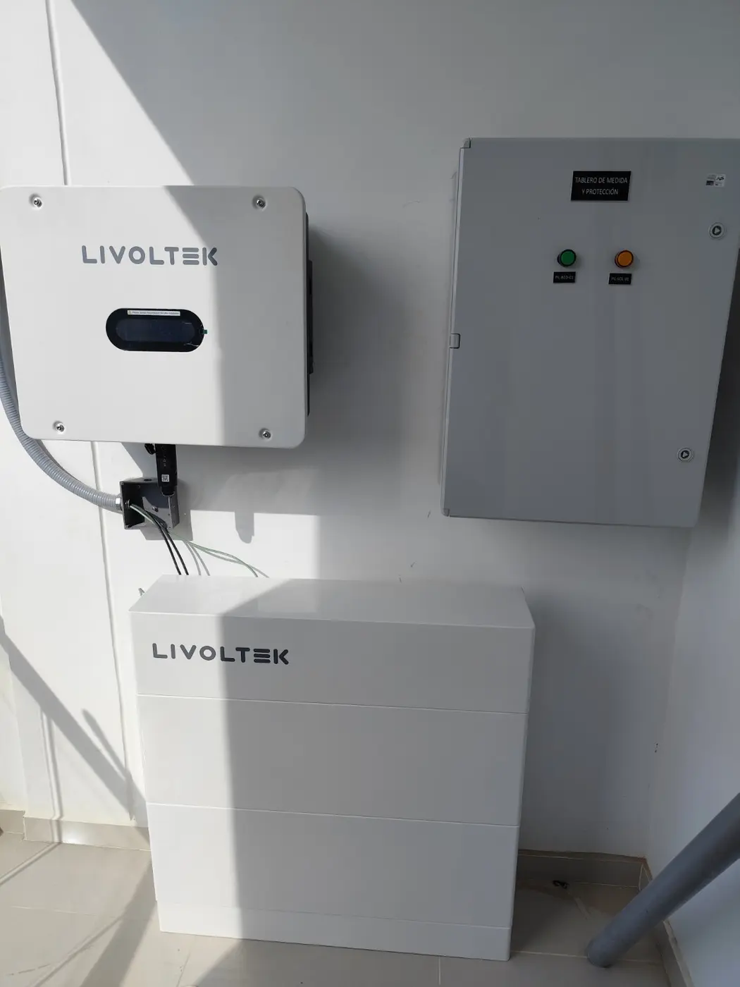 Inversor Livoltek, batería y tablero de protección