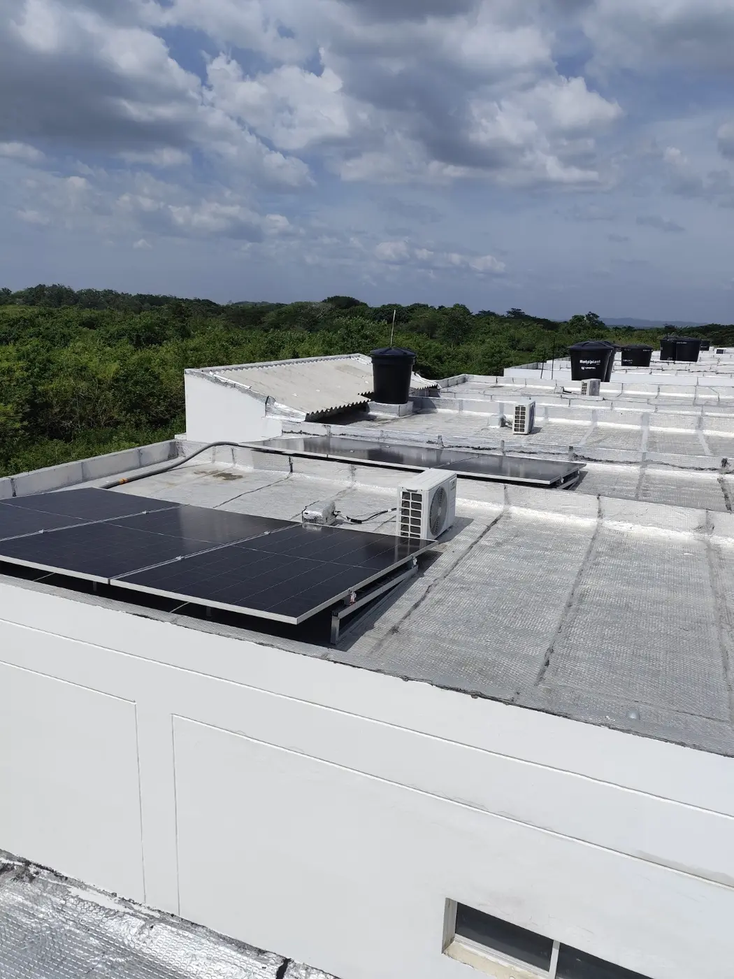 Vista general de paneles solares sobre cubierta plana