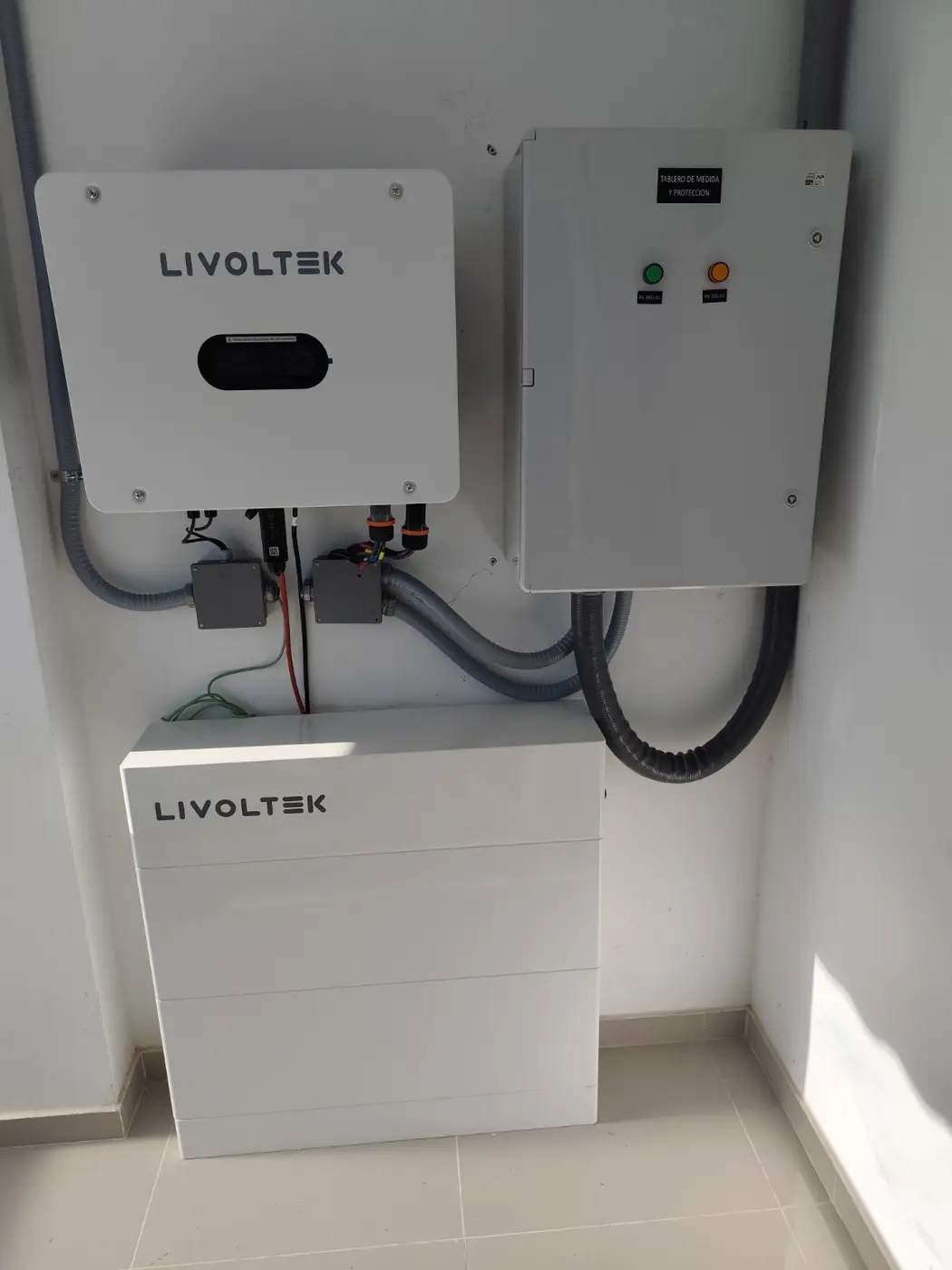 Sistema híbrido Livoltek con batería