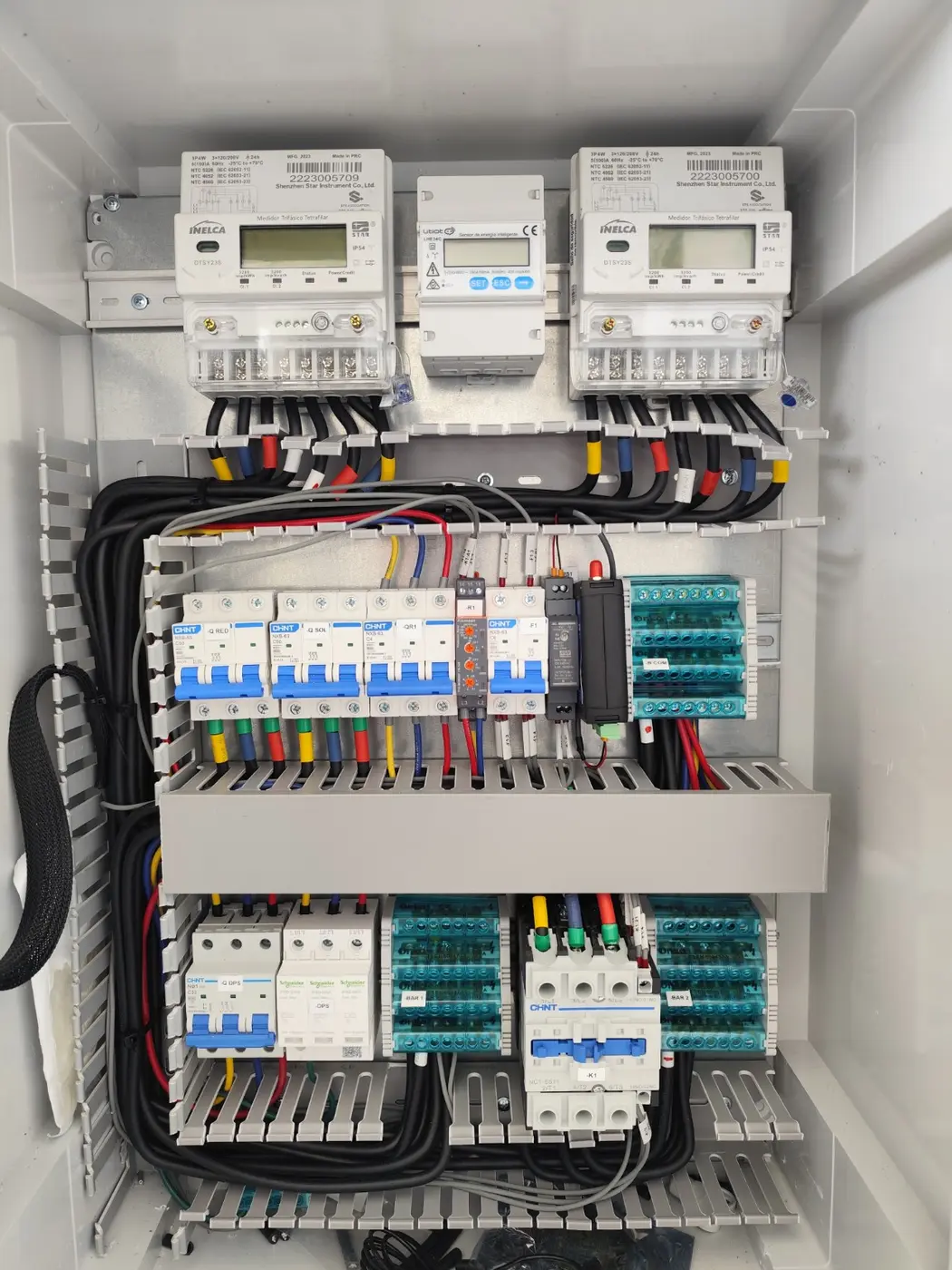Interior organizado del tablero de medida y protección