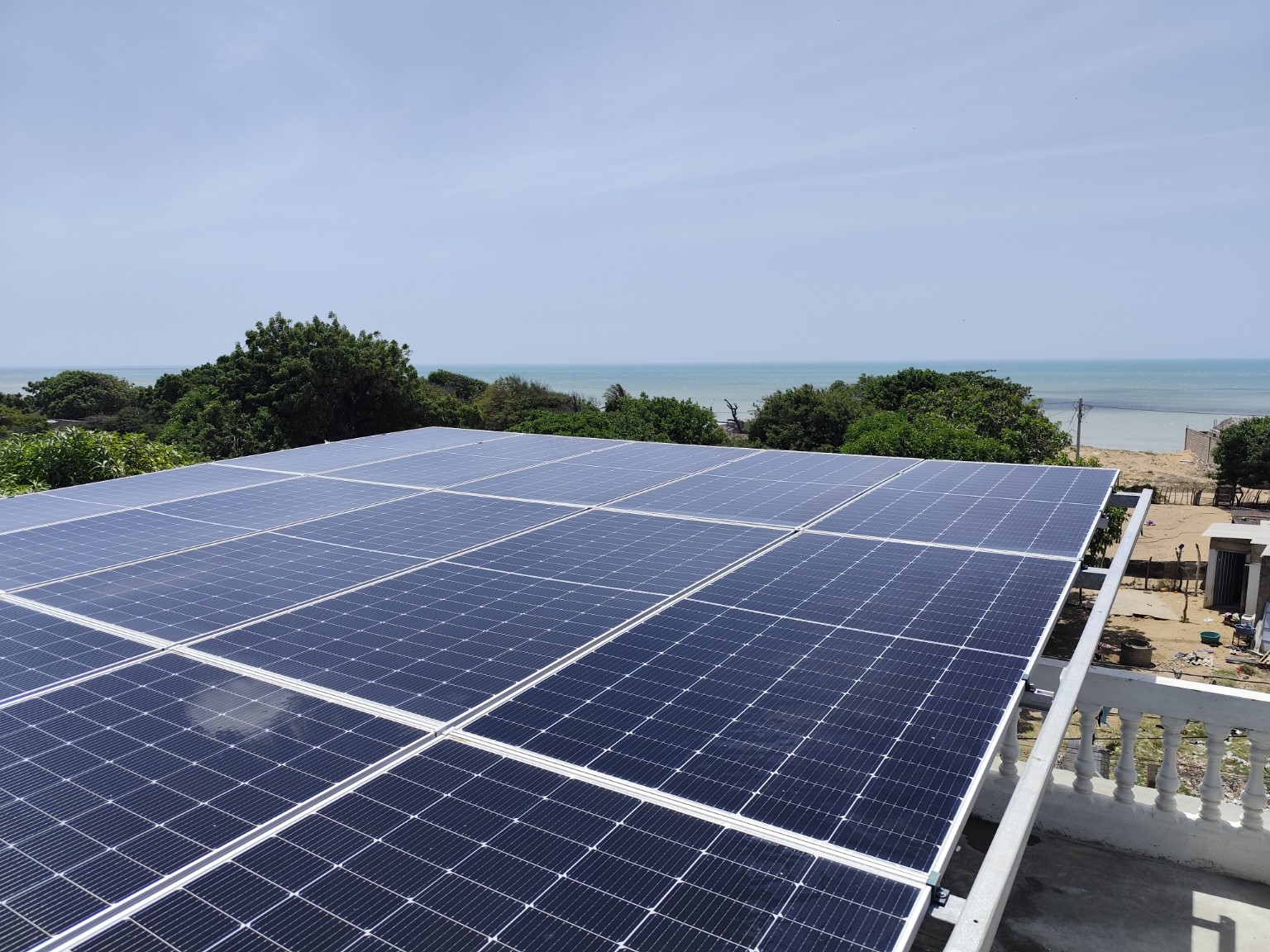 Instalación solar frente al mar en La Guajira